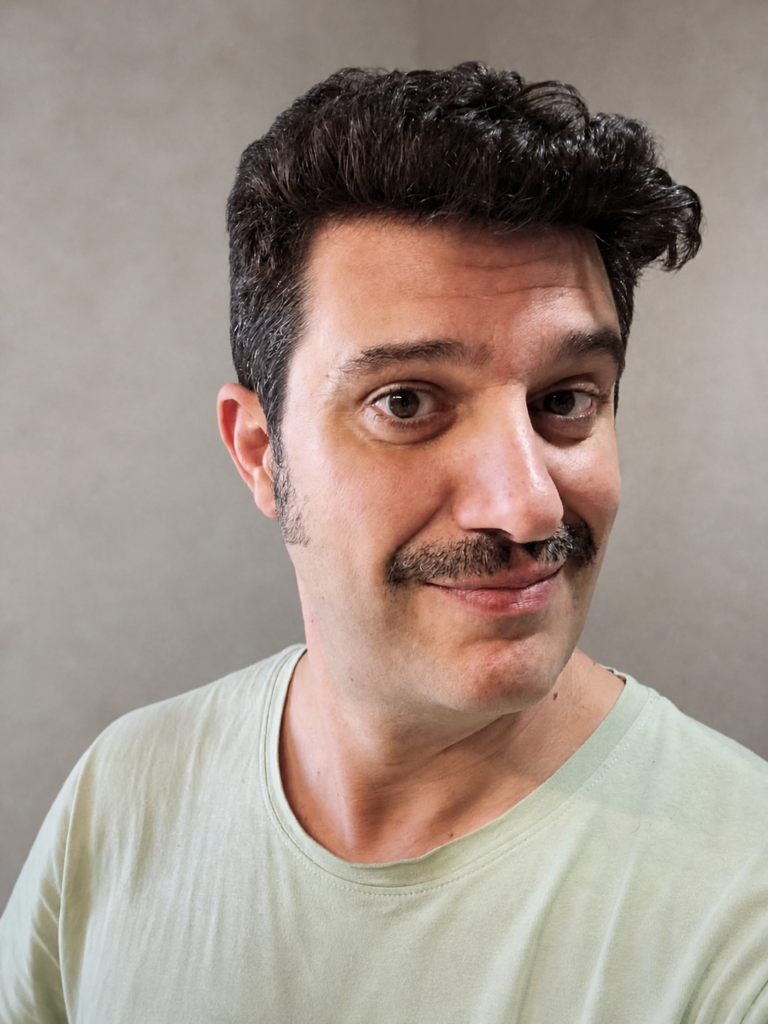 Antonio Escudero actor - retrato profesional caracterizado con bigote - retrato de casting