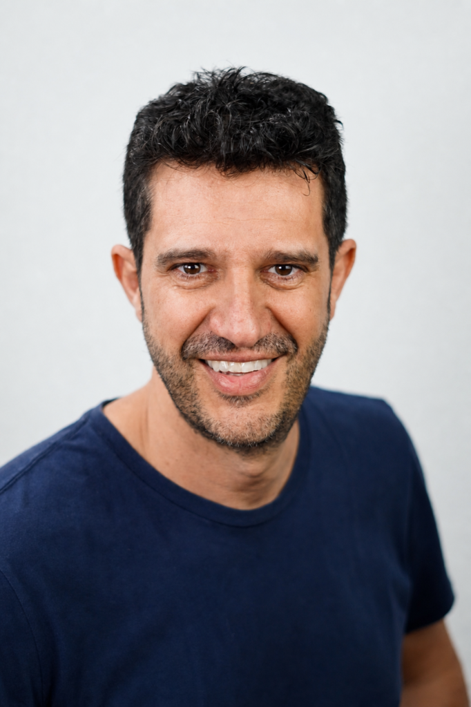 Antonio Escudero actor - retrato profesional sonriente con camiseta azul