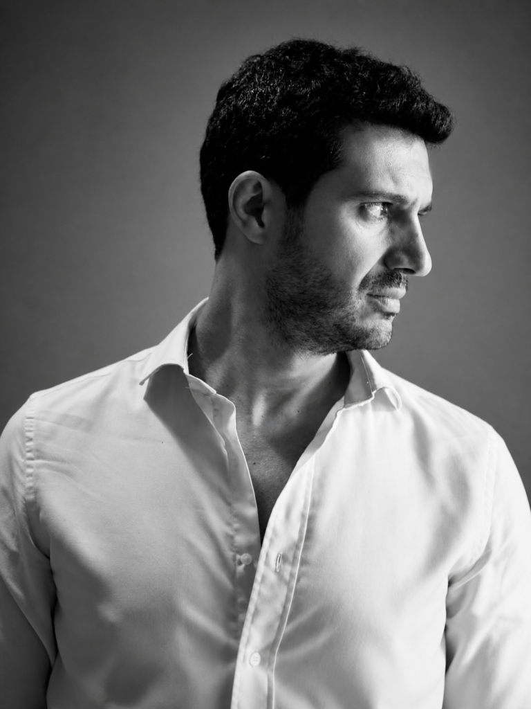Antonio Escudero actor - retrato de perfil con camisa blanca