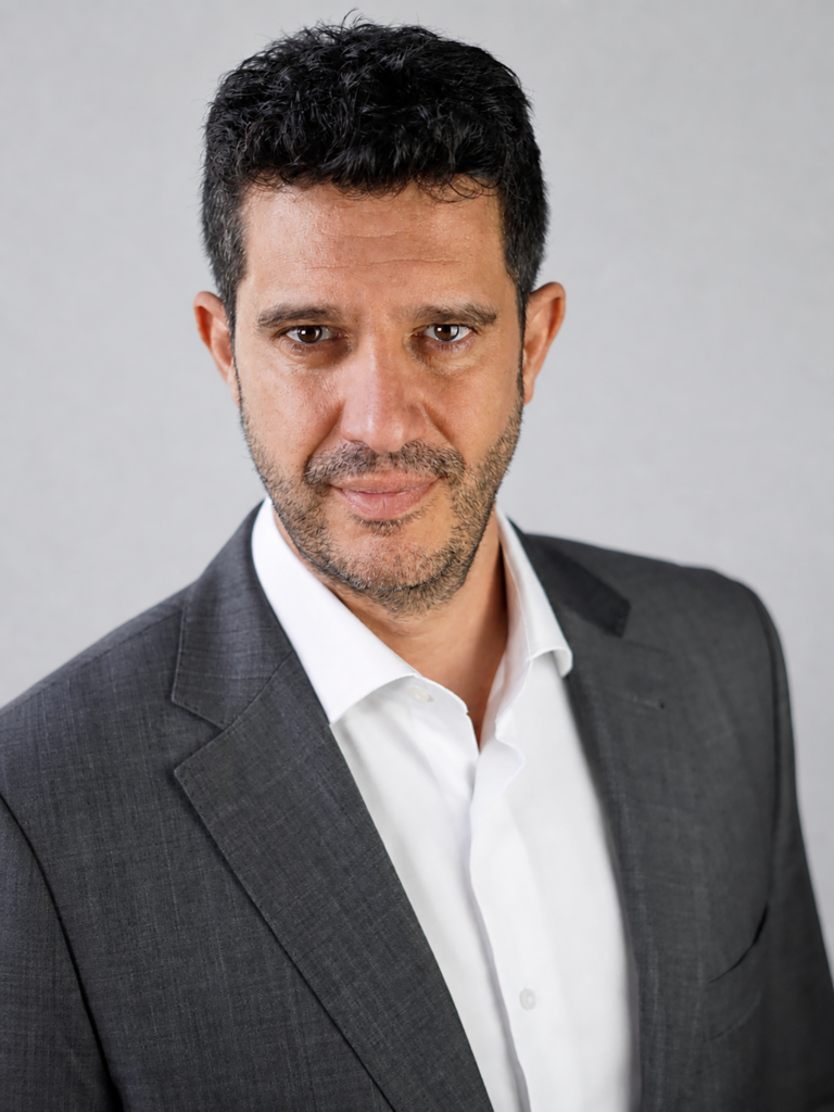 Antonio Escudero actor - retrato profesional con traje gris