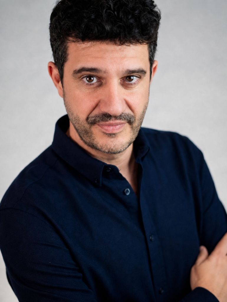 Antonio Escudero actor - retrato profesional con bigote y camisa oscura