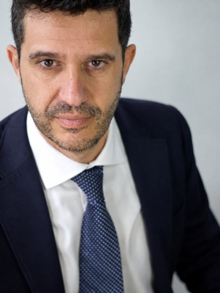 Antonio Escudero actor - retrato profesional con traje y corbata