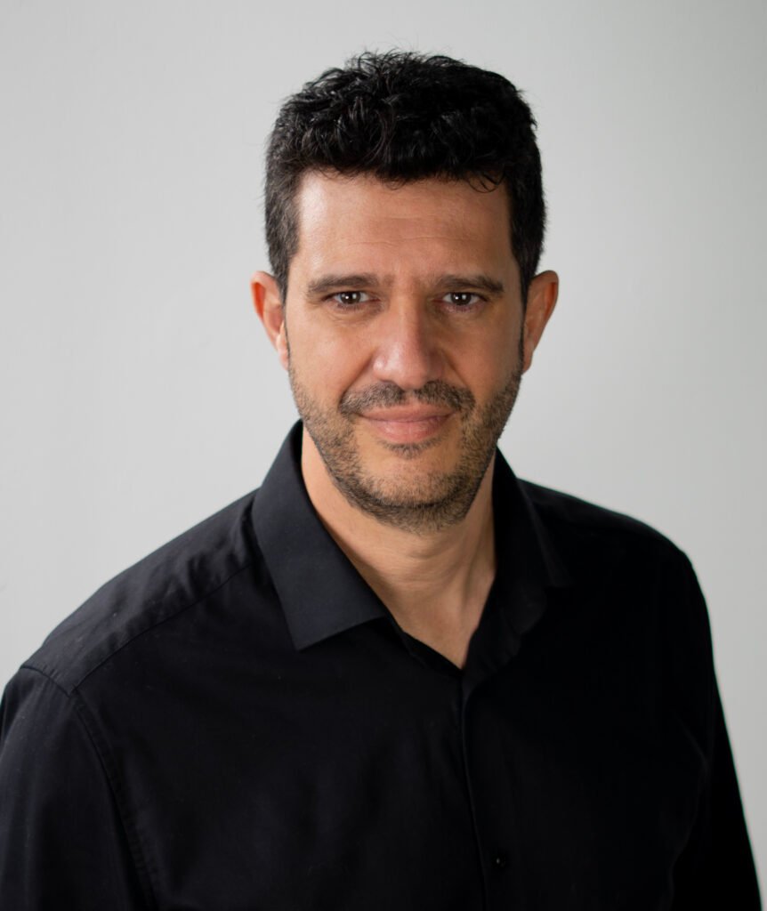Antonio Escudero actor - retrato profesional con camisa negra