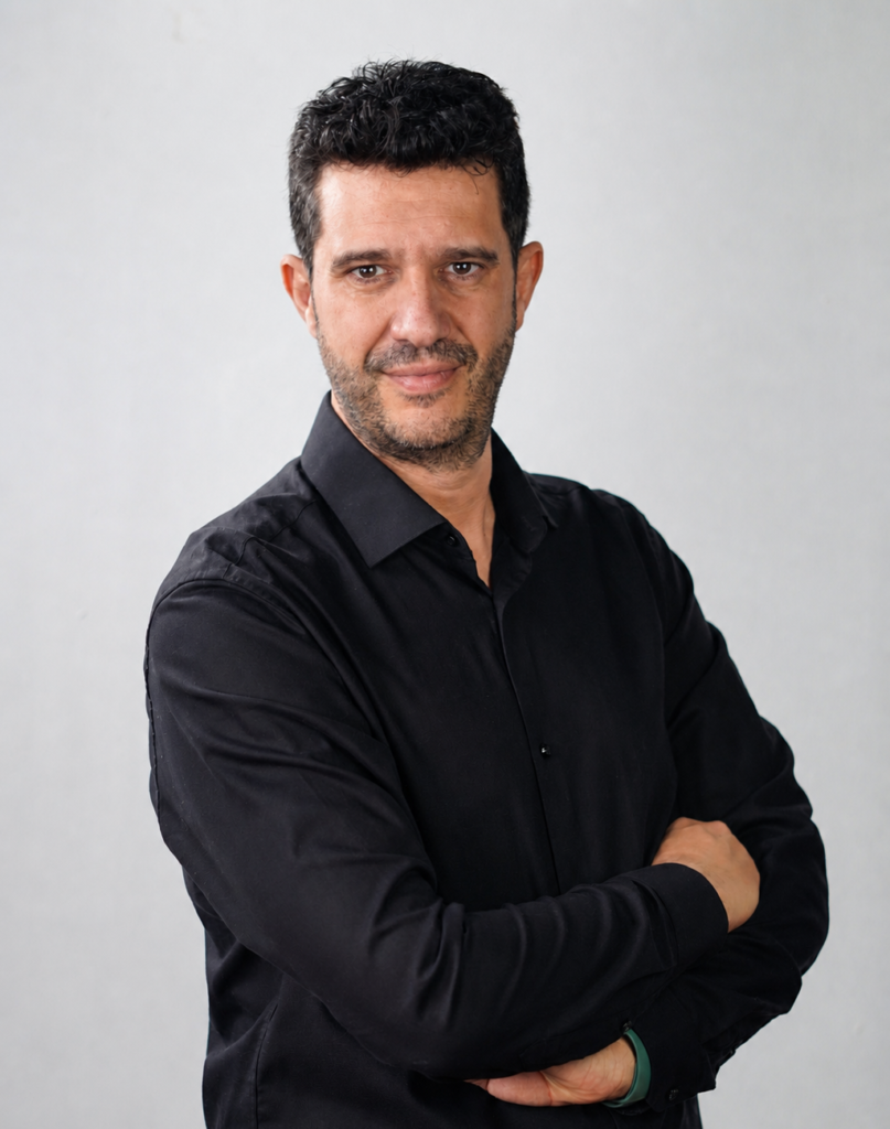 Antonio Escudero actor - retrato profesional con camisa negra y brazos cruzados